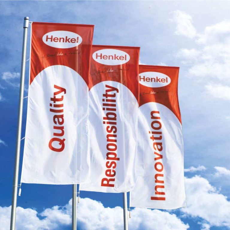 Фирмени знамена Henkel на флагщокове на открито
